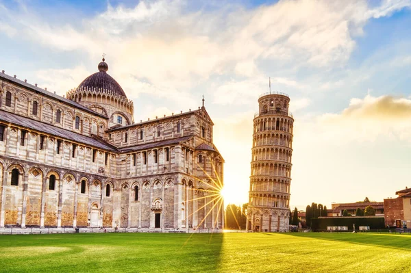 Pisa Eğik Kulesi Torre di Pisa ve Katedral Duomo di Pisa Sunrise, Pisa, İtalya  