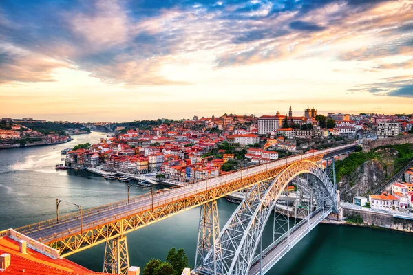 Portekiz Amazing Sunrise Şehrinde Aydınlatılmış Luis Köprüsü Douro Nehri Ile — Stok fotoğraf