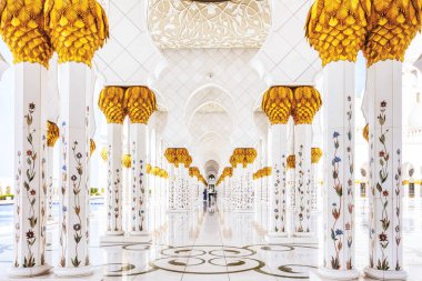 Güneşli bir günde Abu Dabi 'deki Şeyh Zayed Camii Sütunları 