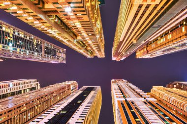 Dubai Limanı 'ndaki aydınlık gökdelenler, Dusk, Birleşik Arap Emirlikleri, Orta Doğu                   