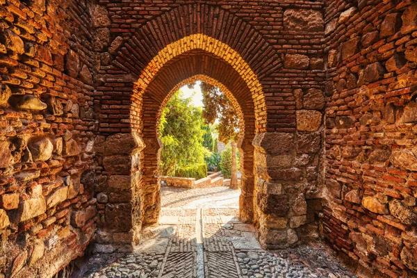 西班牙安达卢西亚马拉加市的城墙门和Alcazaba花园 — 图库照片