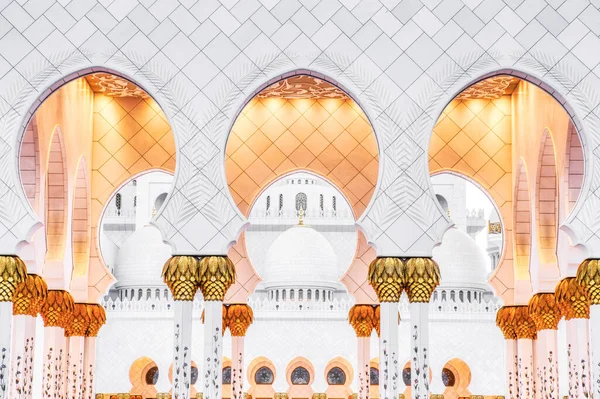 Oszlopok Sheikh Zayed Mecset Alatt Napsütéses Nap Abu Dhabi Egyesült — Stock Fotó