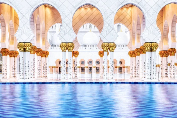 Pilíře Bazénem Sheikh Zayed Mešity Abu Dhabi Sae — Stock fotografie