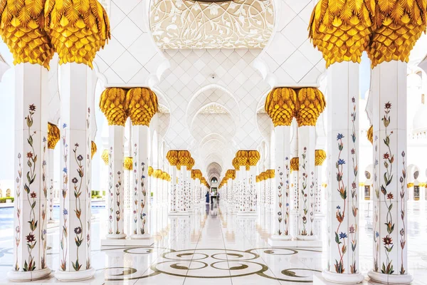 阿拉伯联合酋长国太阳日期间阿布扎比谢赫扎耶德清真寺的柱子 — 图库照片
