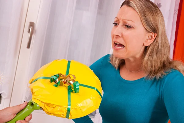 Young woman gets an loveless gift — Stock Photo, Image