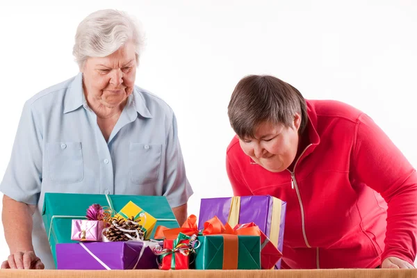 Senior with mentally handicapped daughter consider gifts — Stockfoto