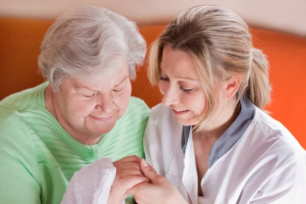 Nurse washes hands of an elderly woman — Zdjęcie stockowe