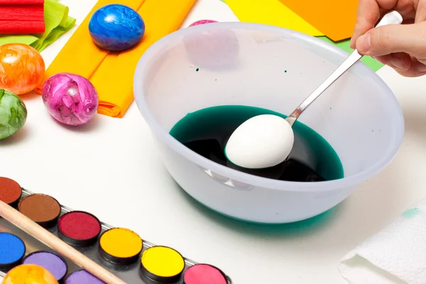 Easter egg in a bowl of colored water — Foto de Stock