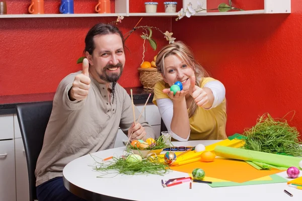 Adult couple with Easter eggs lifts thumb — Foto Stock