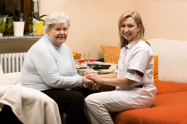 Home visit doctor with senior — Zdjęcie stockowe