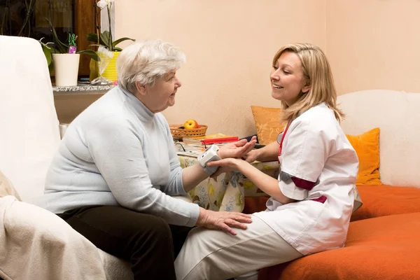 Home visit nurse with senior — Zdjęcie stockowe