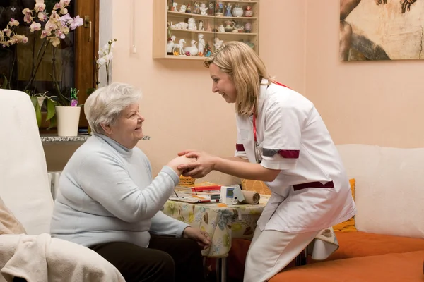 Home visit nurse with senior — Stockfoto