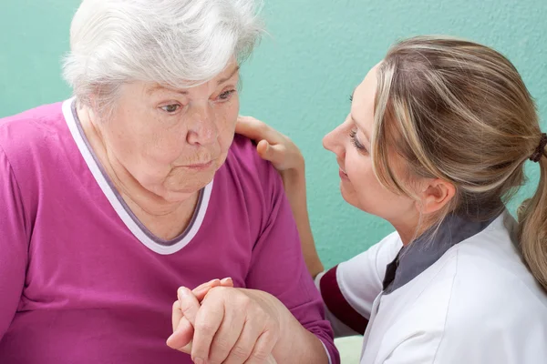 Doctor makes a vist at home — Stock Photo, Image