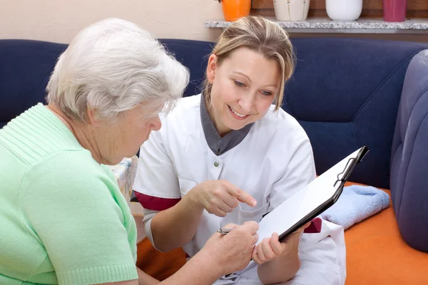 Female doctor makes an checkup — Zdjęcie stockowe