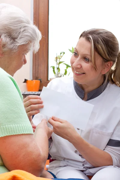 Nurse handed patient an letter — Zdjęcie stockowe