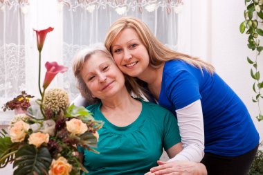 Anne ve kızı oturma odasında.