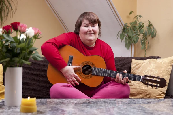 Mentally disabled woman playing guitar — 图库照片