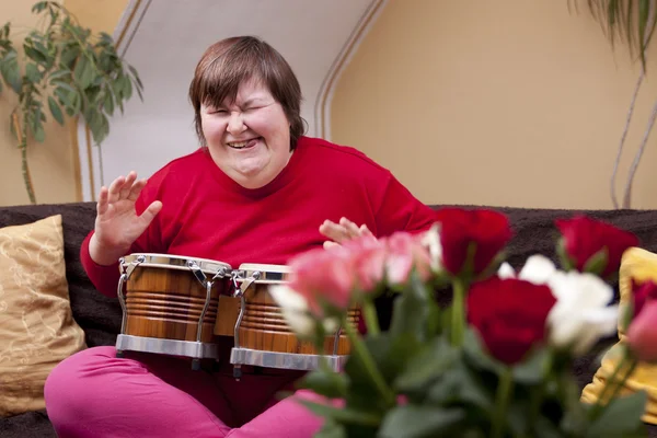 Mentally disabled woman plays drum — Foto Stock