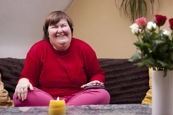 Behinderte Frau erlebt Musik und freut sich — Stockfoto