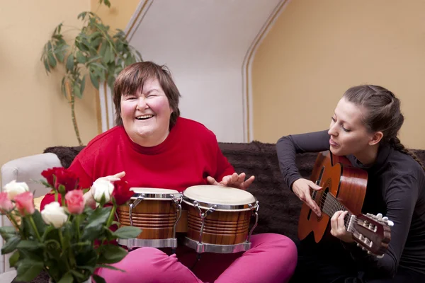 Two women make a music therapy — Zdjęcie stockowe