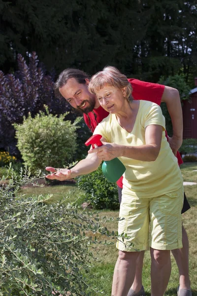 Man watches woman at gardening — Foto Stock