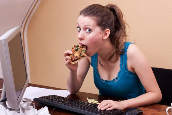 Pretty student eats a piece of pizza — Stockfoto