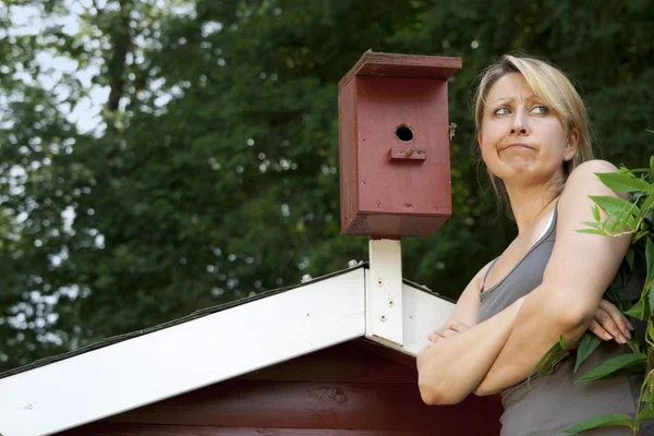 Woman at Birdhouse worries about young — Stock Photo, Image