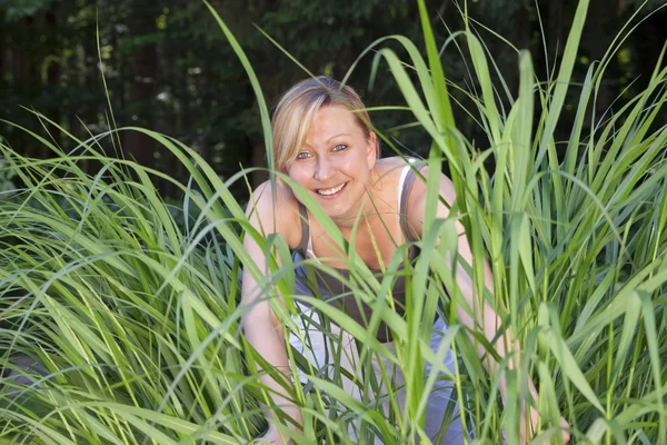 Young woman smiling to the viewer — Stock Photo, Image