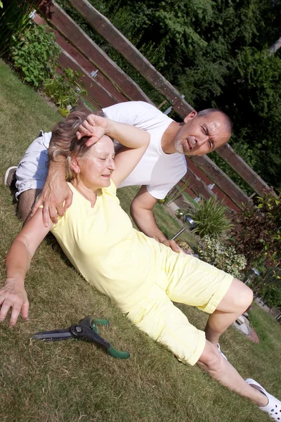 Man helping woman with heatstroke — Foto Stock