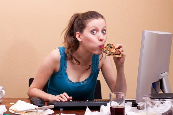 Pretty female student eats a piece of pizza — Fotografia de Stock