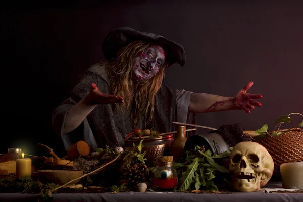 Witch shows her witch's kitchen — Fotografia de Stock