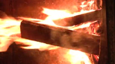 Şömine yanan alevler dikey yönelim 1