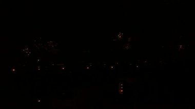 Ses 1 ile şehrin üzerinde Yeni Yıl Havai Fişek