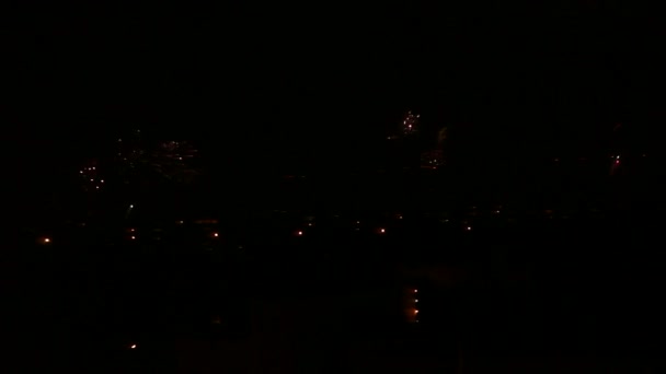 Fuochi d'artificio di Capodanno sopra la città con il suono 1 — Video Stock