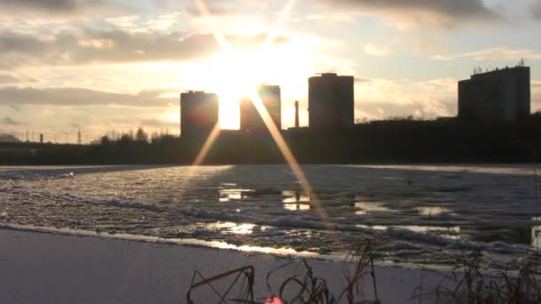 Doba odklon ledu v řece při západu slunce 1 — Stock video
