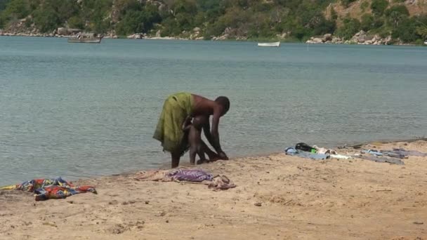 Malawi : une femme africaine et un enfant lavé — Video