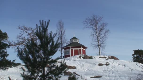 Klein huis op de top van de heuvel in de winter — Stockvideo