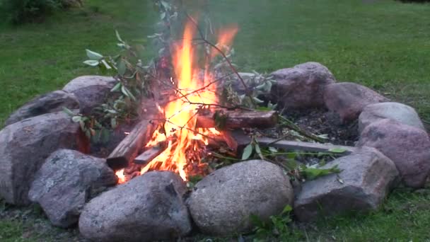 Спалювання вогню на відкритому повітрі камін 13 — стокове відео