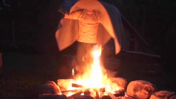 Hořící požár ve venkovním krbu 4 — Stock video