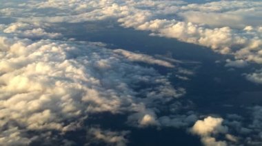 Bulutların üzerinde uçan uçak 1