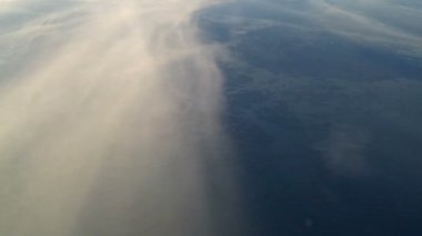 Bulutların üzerinde uçan uçak 2