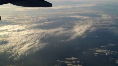 Bulutların üzerinde uçan uçak 5