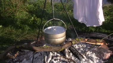 Kamp ateşinde ıslak giysilerin kurutultlanması 1
