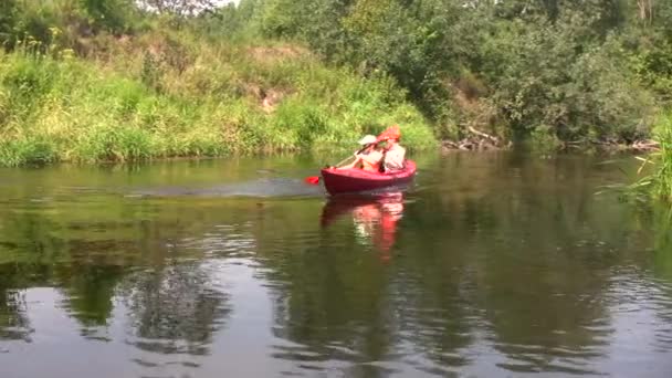 Canoa en un río 1 — Vídeo de stock