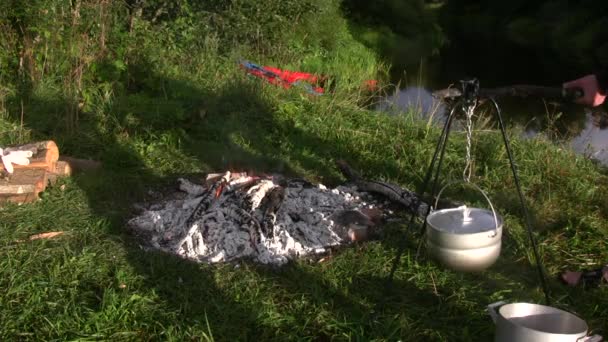 Vaření při otevřeném ohni 1 — Stock video