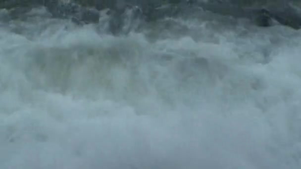 Фон с волн на берегу моря, крупным планом — стоковое видео