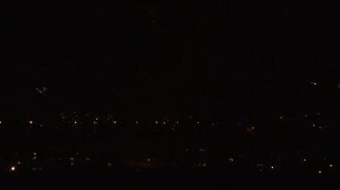 Şehrin üzerinde havai fişekler iki