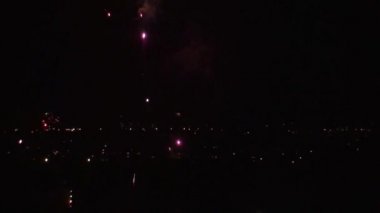 Şehrin üzerinde havai fişek ler üç