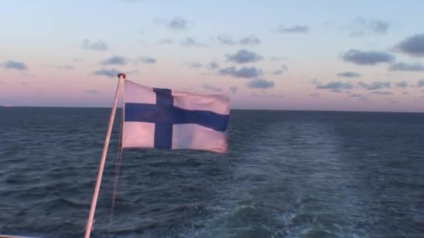 Bandera finlandesa en crucero de pasajeros al amanecer, primer plano — Vídeo de stock