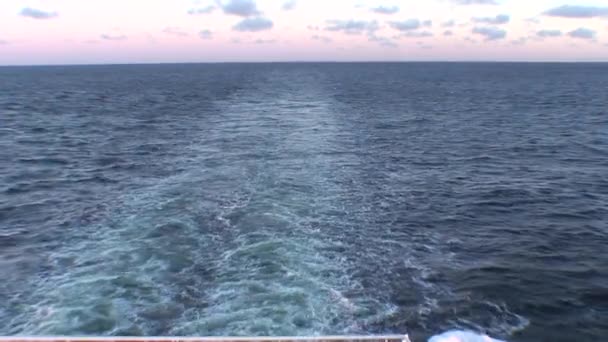 Corriente de olas de agua después de crucero, vista — Vídeos de Stock